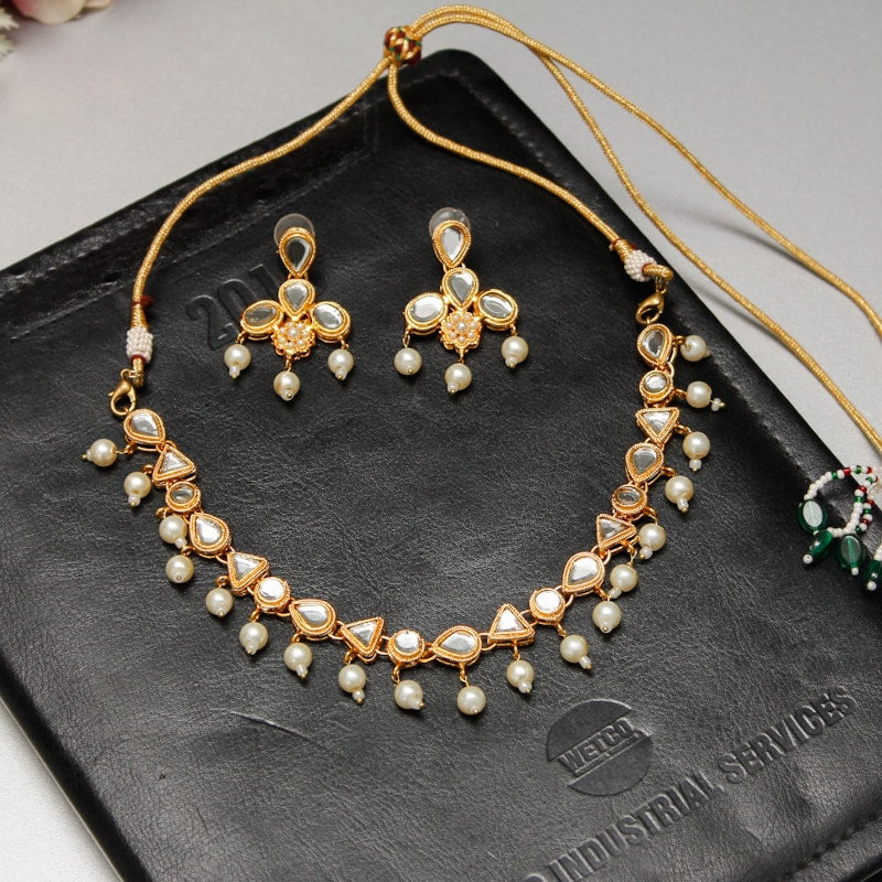 Triangle oval round kundan Set